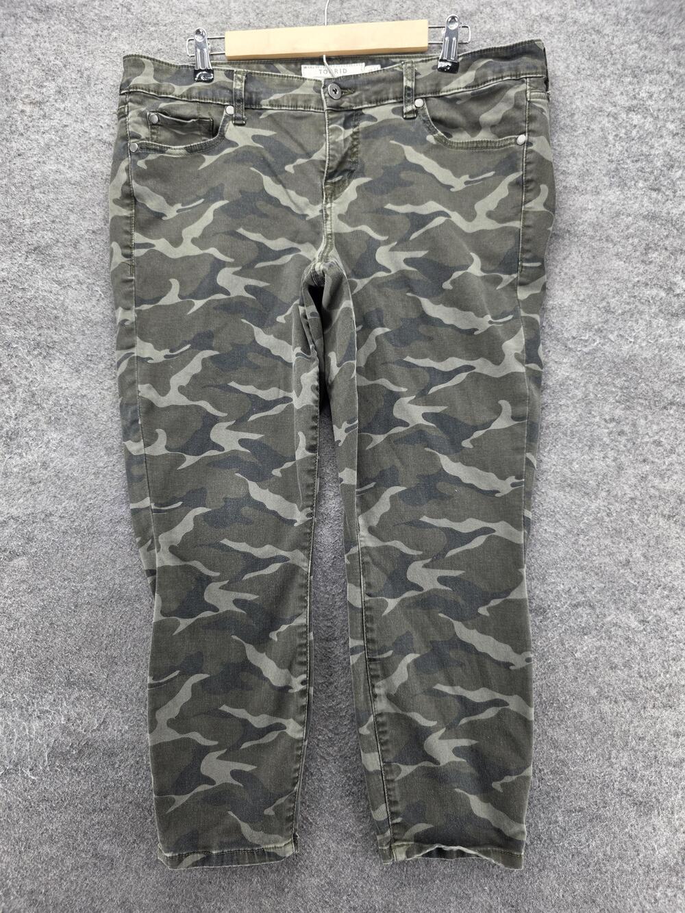 Torrid Jeans Womens 16 Green Camouflage Skinny Slim Stretch Denim 26.5 Inseam